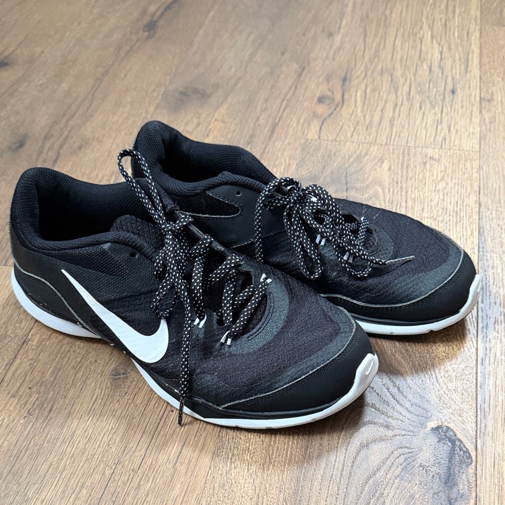 Nike Men's Black and White Athletic Shoes